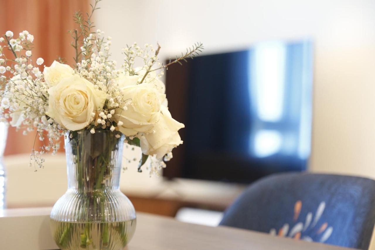 Waterfront Hotel Apartment Lusail Ngoại thất bức ảnh A vase of flowers