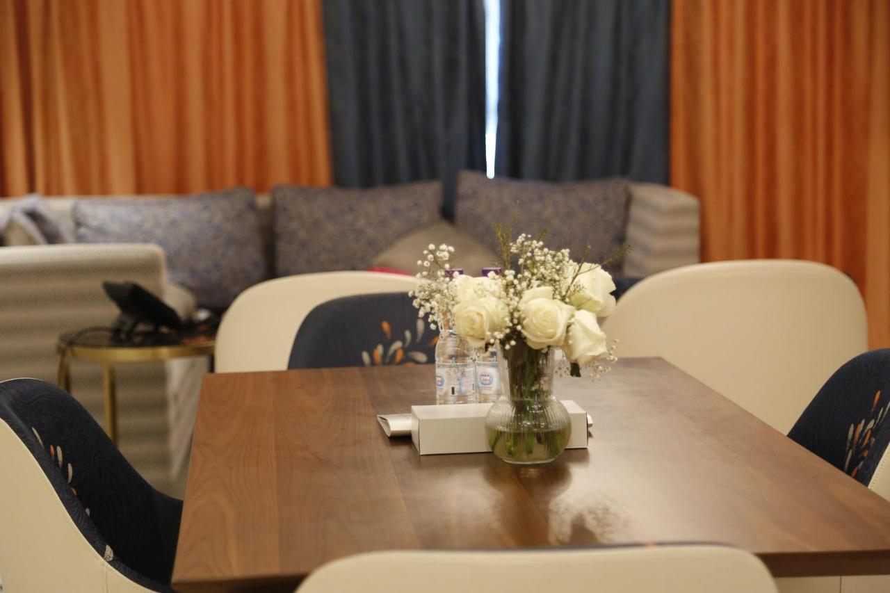 Waterfront Hotel Apartment Lusail Ngoại thất bức ảnh A dining room in a house